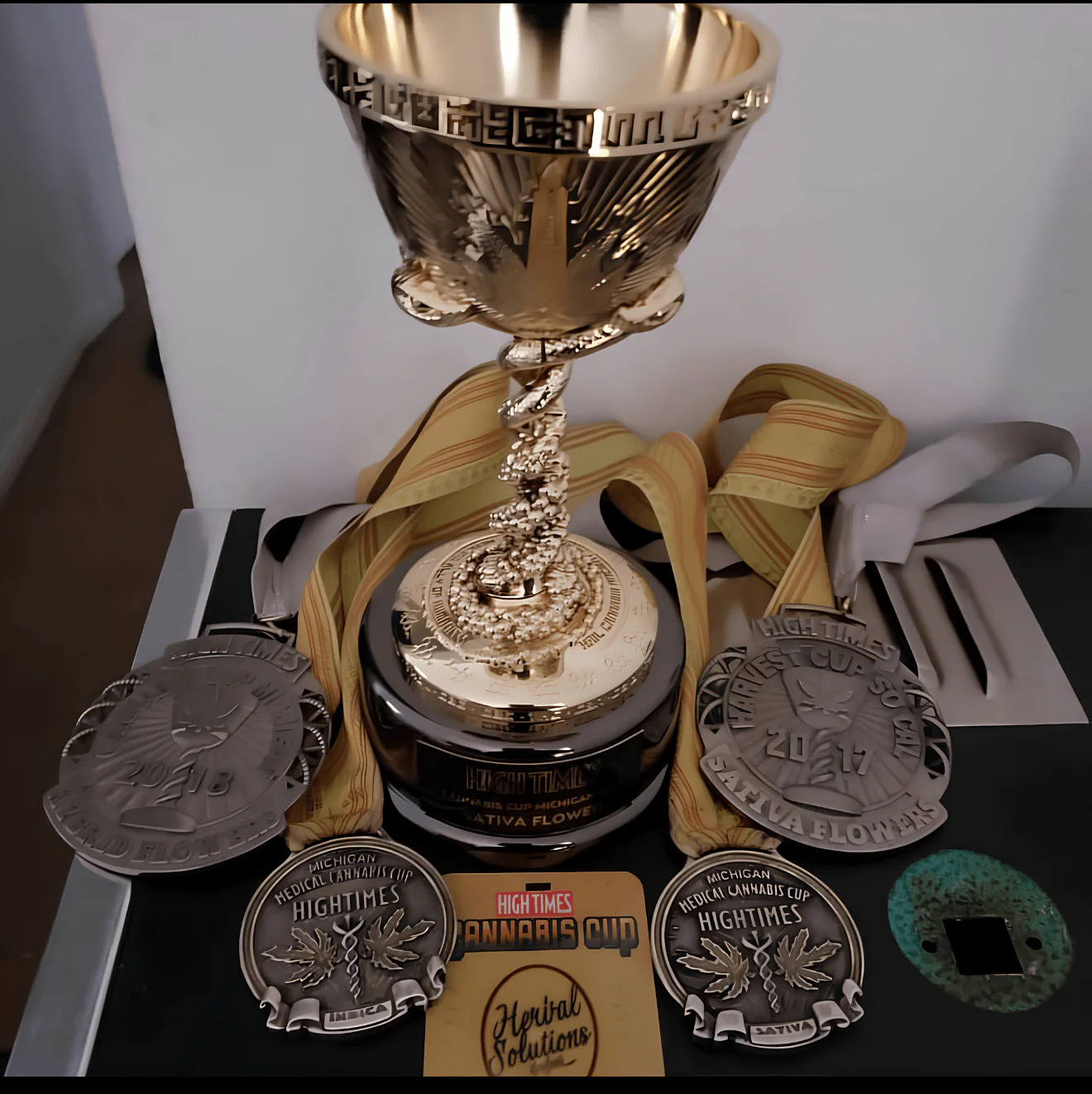 Trofeje a medaile Leaf Doctor Marcel z High Times Cannabis Cup a dalších konopných soutěží